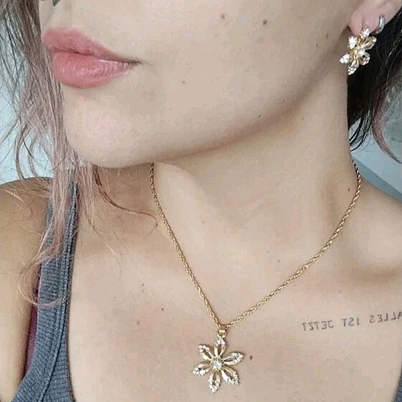 Gold Flower Rhinestone Necklace & Earring Set Quiet Luxury Statement Jewelry - Picture 14 of 14